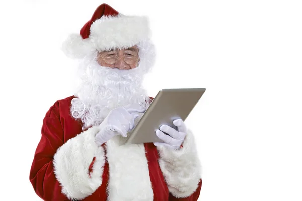 Santa Claus met behulp van digitale Tablet op witte achtergrond — Stockfoto