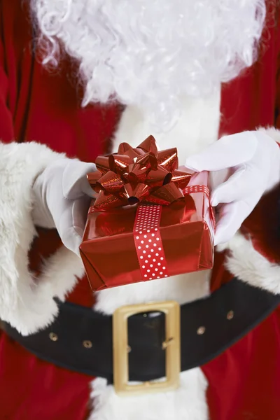 Close Up van Santa Claus houden geschenk verpakt heden — Stockfoto