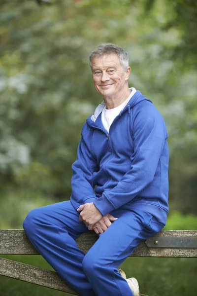 Senior Man Resting Whilst Exercising In Countryside — Stock Photo, Image