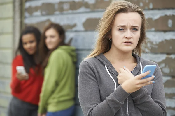 Menina adolescente sendo intimidada por mensagem de texto — Fotografia de Stock