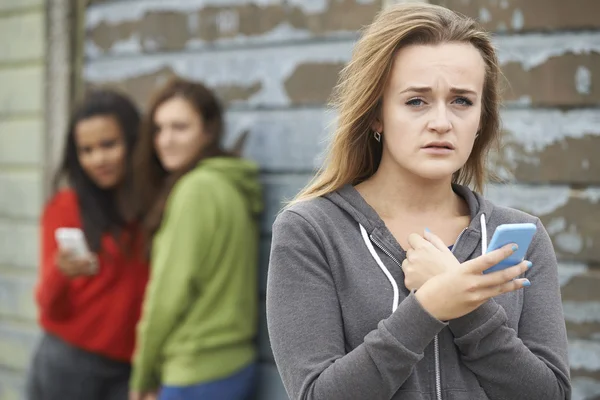 Tienermeisje gepest door SMS-bericht — Stockfoto