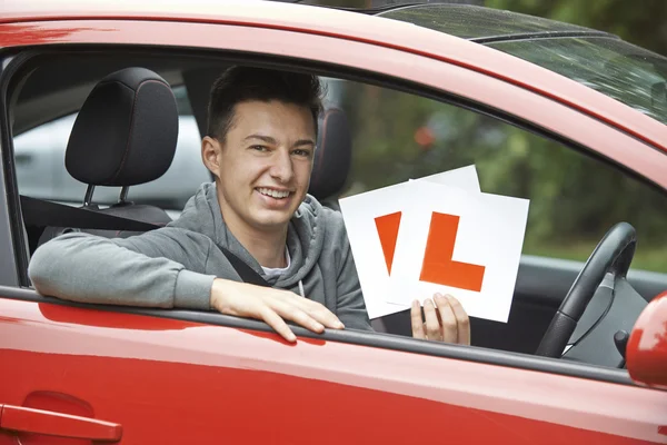 Lächelnder Teenager im Auto besteht Fahrprüfung — Stockfoto