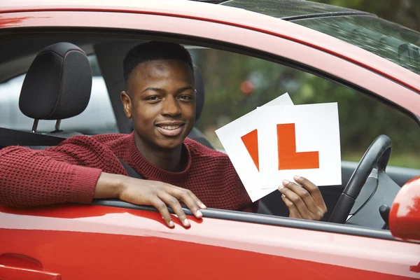 Sonriente adolescente en coche pasando examen de conducir —  Fotos de Stock