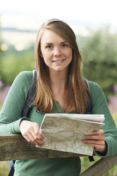 Portret kobiety piesze wycieczki w okolicy patrząc na mapę — Zdjęcie stockowe