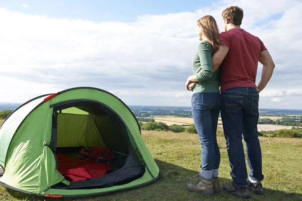 Acampar casal no campo em pé perto da tenda — Fotografia de Stock