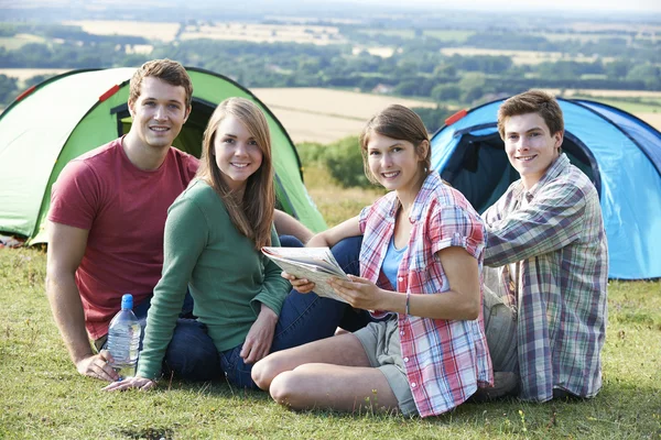 Grupp unga vänner Camping på landsbygden — Stockfoto