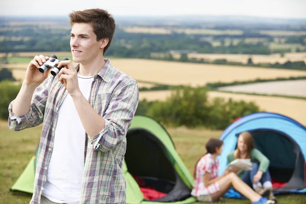 Grupo de jovens amigos acampar no campo — Fotografia de Stock