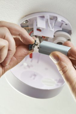 Aile içi yangın alarmı pil değiştirme yakın çekim