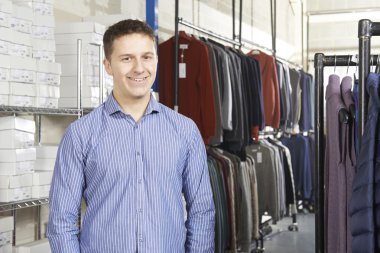 Moda iş kolu üzerinde çalışan iş adamı
