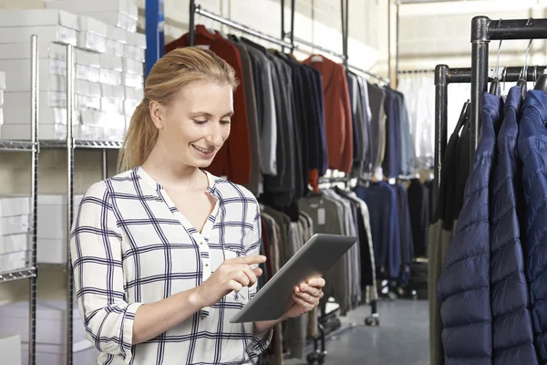 Empresaria corriendo en línea negocio de la moda con Tabl digital —  Fotos de Stock