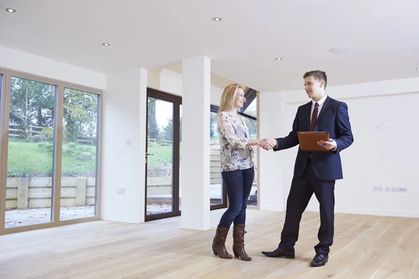 Femme serrant la main avec l'agent immobilier dans une nouvelle maison — Photo