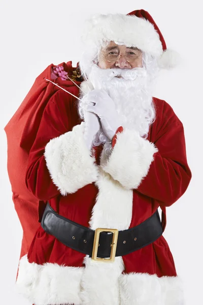 Santa Claus uitvoering zak gevuld met giften — Stockfoto