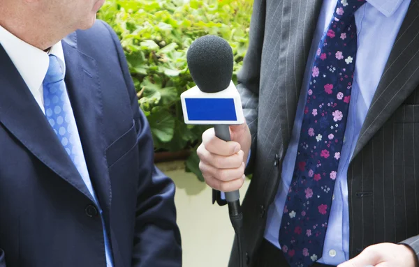 Homme interviewé par un journaliste pour la télévision ou la radio — Photo