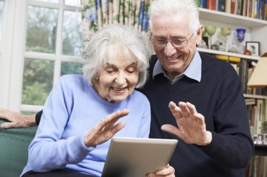 Üst düzey iki aile ile görüntülü görüşme için dijital Tablet kullanma