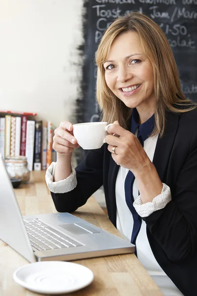 Mujer de negocios usando el ordenador portátil en el café —  Fotos de Stock