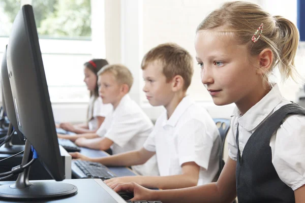 Ученица начальной школы в компьютерном классе — стоковое фото