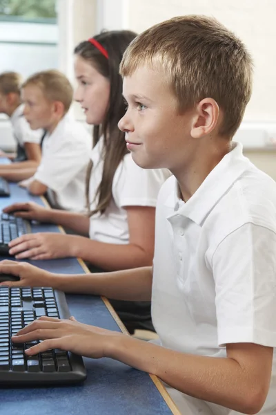 Alumno masculino elemental en clase de informática — Foto de Stock