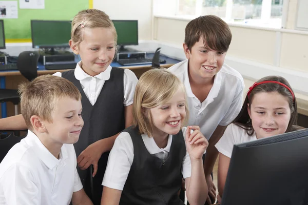 Η ομάδα των μαθητών του δημοτικού σχολείου στην τάξη του υπολογιστή — Φωτογραφία Αρχείου