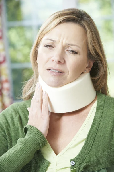 Vrouw het dragen van chirurgische kraag In pijn — Stockfoto