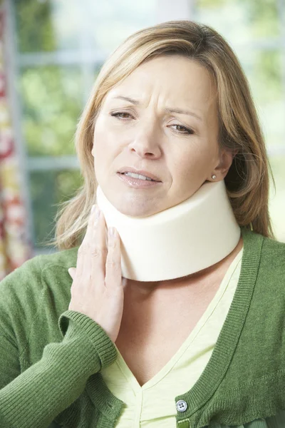 Femme portant un collier chirurgical dans la douleur — Photo