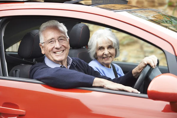 Ritratto di sorridente coppia anziana fuori per guidare in auto — Foto Stock