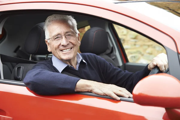 Retrato del hombre mayor sonriente que conduce el coche — Foto de Stock