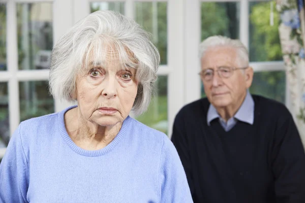 Несчастная старшая пара дома вместе — стоковое фото
