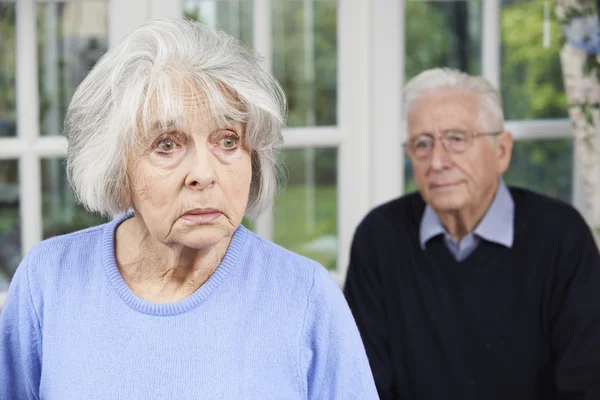 Unglückliches Senioren-Paar zu Hause zusammen — Stockfoto