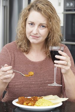 Paket servisi olan restoran köri yemek ve şarap içmek suçlu kadın