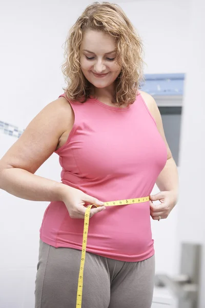 Mutlu artı boyutu kadın banyoda bel ölçüm — Stok fotoğraf