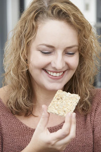 Mujer a dieta comiendo pan crujiente en casa —  Fotos de Stock