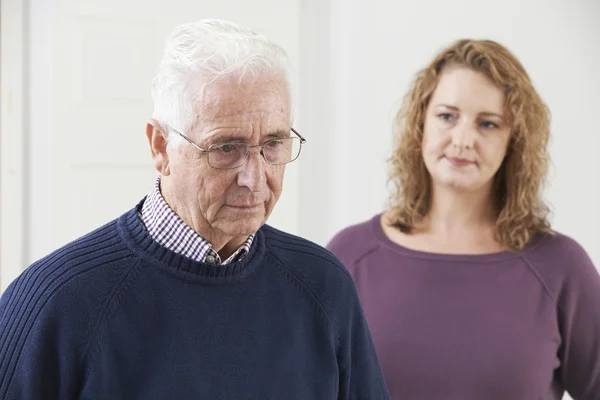 Allvarlig Senior Man med vuxna dotter hemma — Stockfoto