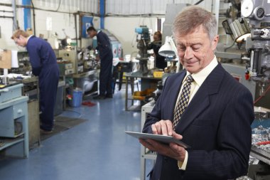 Personel dijital Tablet kullanarak mühendislik fabrikası sahibi