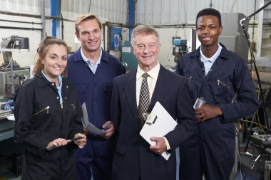 portresi Müdürü ve personeli mühendislik fabrikası