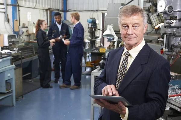 Inhaber der Maschinenfabrik mit digitalem Tablet und Mitarbeitern in — Stockfoto