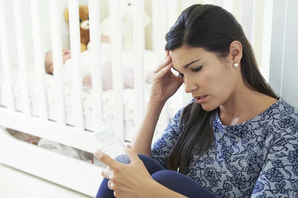 Madre frustrata che soffre di depressione post natale — Foto Stock