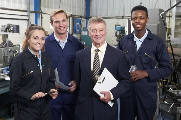 Porträt des Managers und der Mitarbeiter in der Maschinenfabrik — Stockfoto