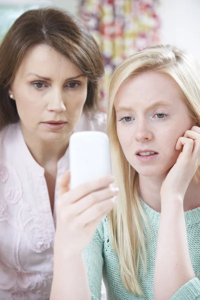 Moeder troostende dochter gepest door SMS-bericht — Stockfoto