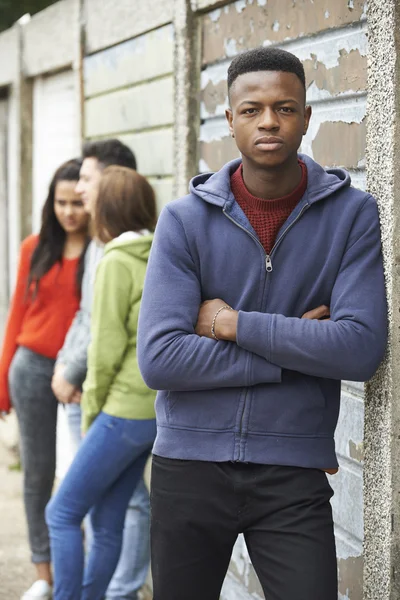 Gang Of Teenagers traînant dans un environnement urbain — Photo