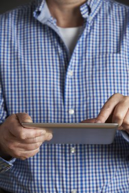 Dijital Tablet kullanan adam stüdyo çekim