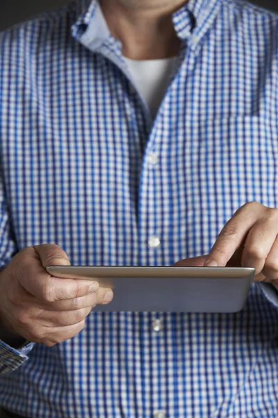 Dijital Tablet kullanan adam stüdyo çekim