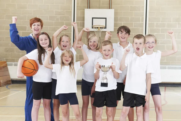 Scuola di pallacanestro Tean e Coach celebrare la vittoria con il trofeo — Foto Stock