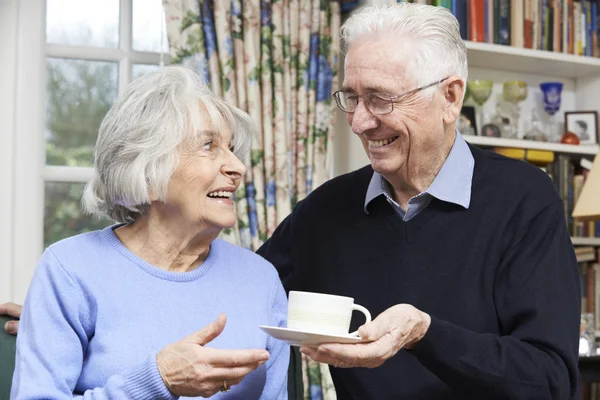 Senior Man brengen vrouw kopje thee — Stockfoto