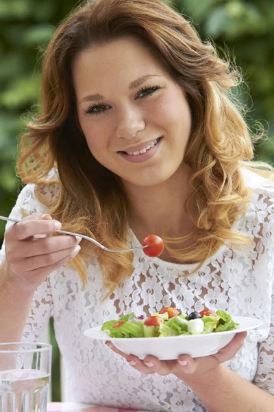 Adolescente ragazza mangiare sano ciotola di insalata — Foto Stock