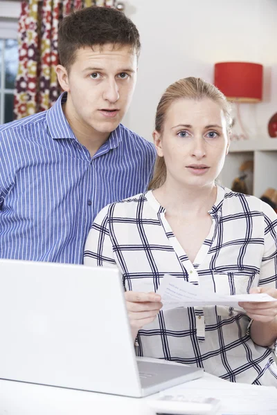 Couple inquiet discutant des finances domestiques à la maison — Photo