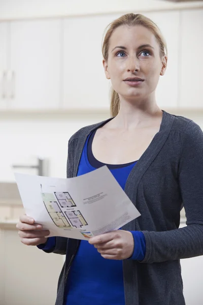 Женщина ищет информацию о недвижимости, которую надеется купить — стоковое фото