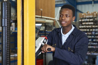 Ürünler yüklemek için Forkliftler kullanarak fabrika işçisi desteklenmektedir