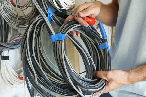 Fechar a fiação de montagem de eletricista no canteiro de obras — Fotografia de Stock