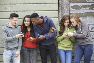 cep telefonu kısa mesaj paylaşımı genç grup