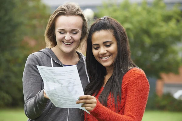 Dwie studentki obchodzi wyniki egzaminu razem — Zdjęcie stockowe